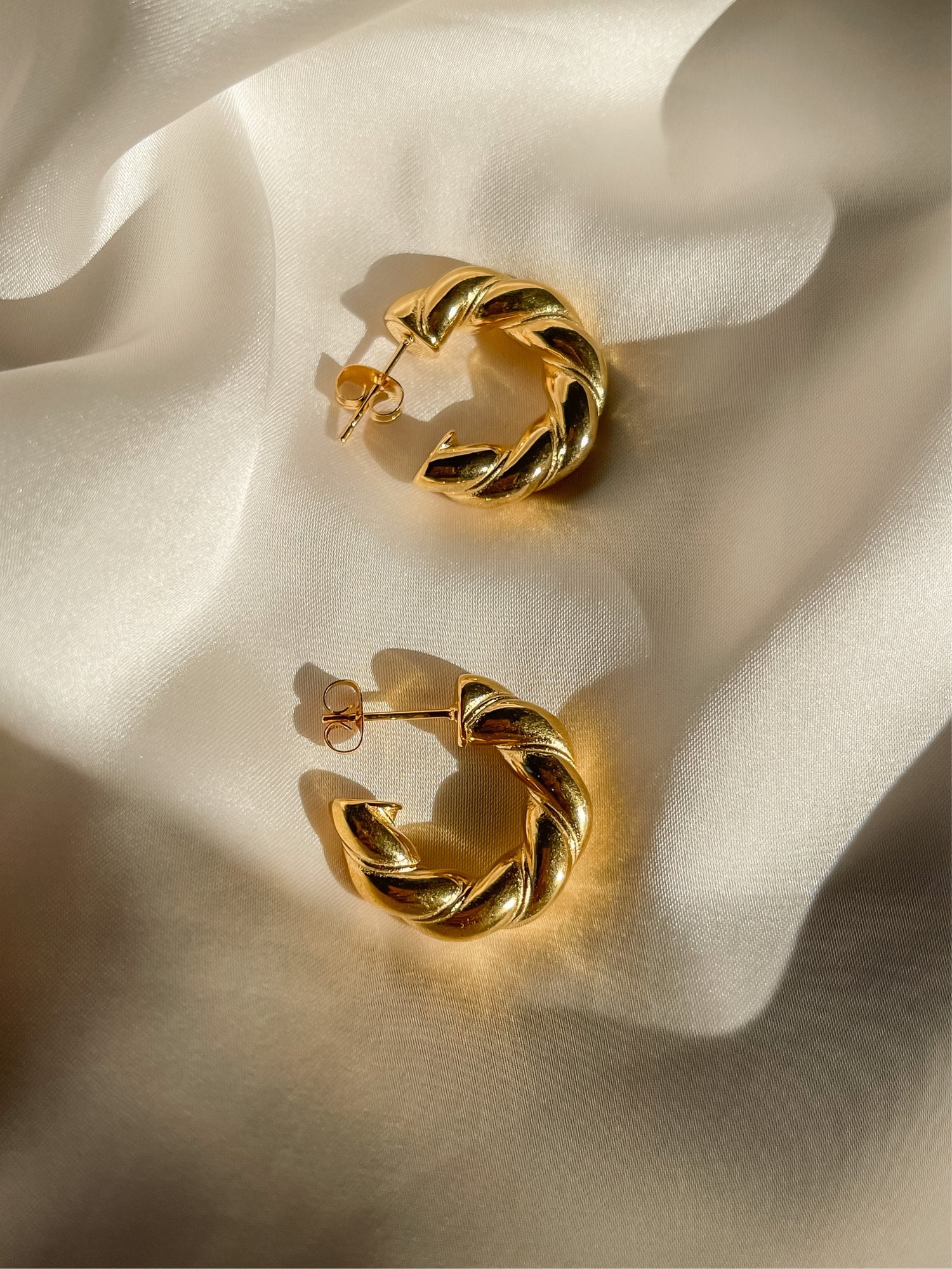 Satin Ohrring