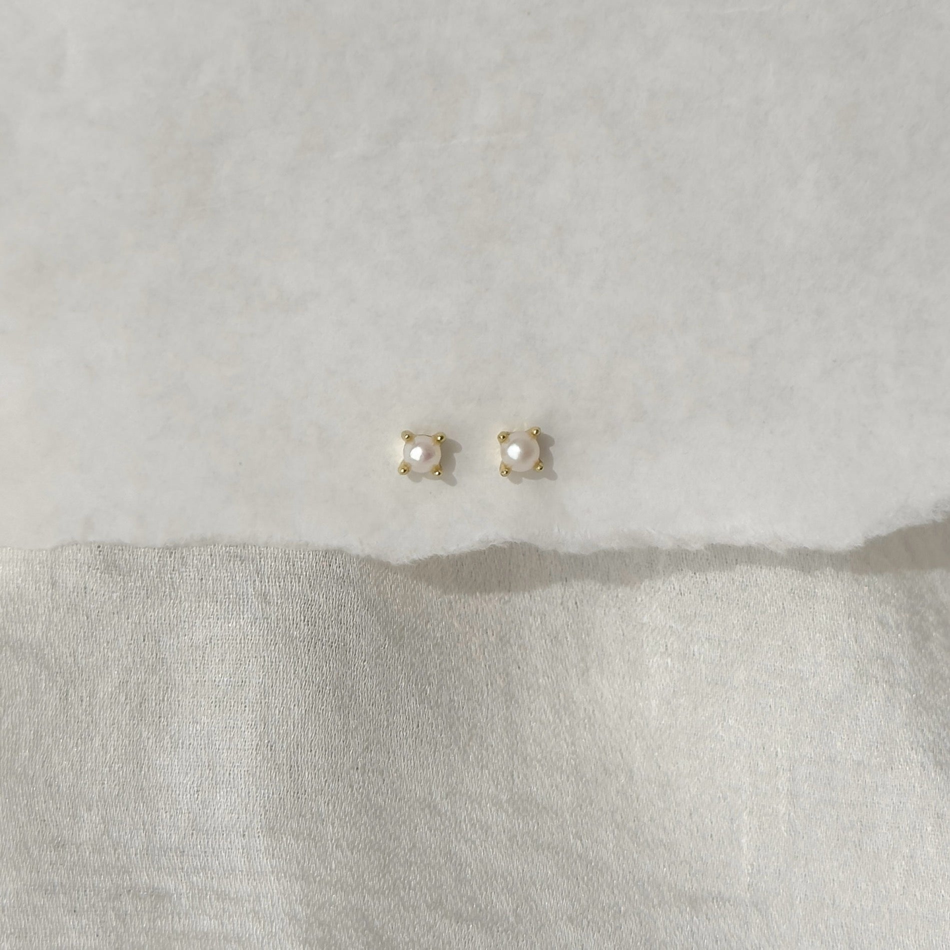 Pearly Stud Earring