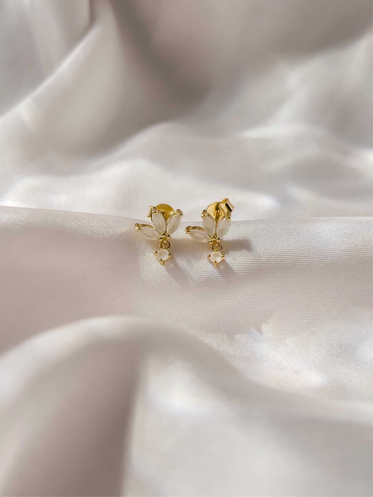 Milk Petals Earring